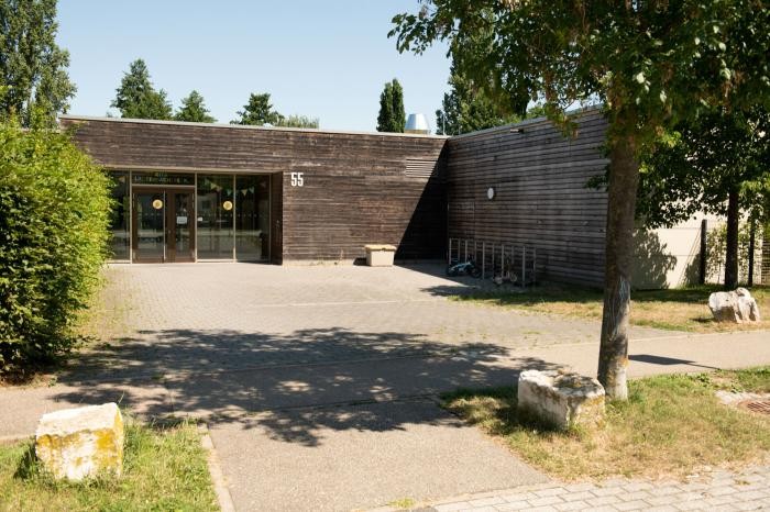 Eine moderne, einstöckige Kita in der Lautenbacher Straße mit Holzverkleidung und großen Glastüren.