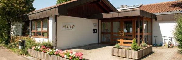 Eine einstöckige Kindertageseinrichtung in der Damaschkestraße mit einem schrägen Dach.