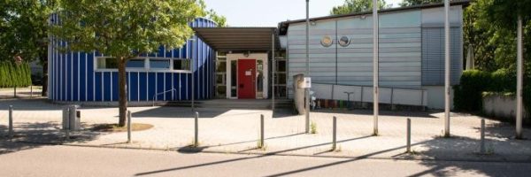 Eine moderne Kindertageseinrichtung in der Grenchenstraße mit blau-weißen Längsstreifen.