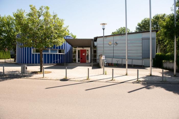 Eine moderne Kindertageseinrichtung in der Grenchenstraße mit blau-weißen Längsstreifen.